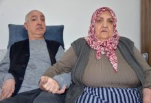 Anne Olcay Öznur yanında oturan oğlu Uğur Özonur’un elinden tutarak poz veriyor.