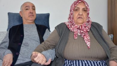 Anne Olcay Öznur yanında oturan oğlu Uğur Özonur’un elinden tutarak poz veriyor.