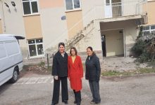 Yeni Hayat Engelsiz Yaşam Derneği yöneticisi üç kadın tahsis edilen binanın önünde bulunuyor.