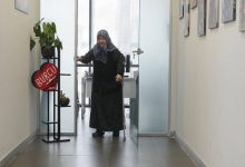 Fil hastalığı nedeniyle yürüyemez hale gelen Hava Mutlu, hastane koridorunda değnek tutarak yürüyor.