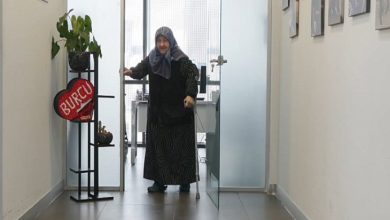 Fil hastalığı nedeniyle yürüyemez hale gelen Hava Mutlu, hastane koridorunda değnek tutarak yürüyor.