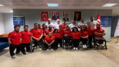 Avrupa Para Halter Şampiyonası'nda Türkiye'yi temsil edecek sporcular ve teknik kadro birlikte poz veriyor.