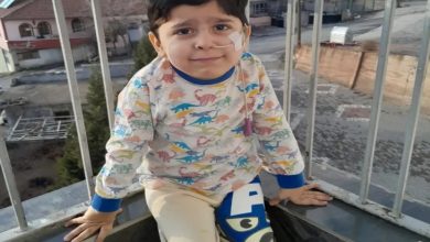 Yiğit Hamza Demir balkonda oturuyor.