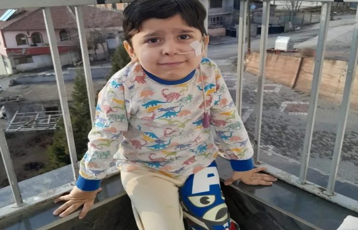 Yiğit Hamza Demir balkonda oturuyor.