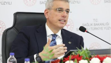 Görselde, Türkiye Cumhuriyeti Sağlık Bakanı Kemal Memişoğlu, bir etkinlikte konuşma yapıyor.