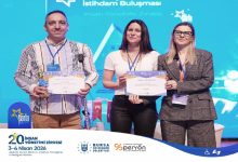 Bir etkinlik sahnesinde, üç kişi yan yana durarak sertifikalarını kameraya gösteriyor. Arkada “İstihdam Buluşması” ve “İnsan Yönetimi Zirvesi” yazılı mavi bir fon bulunuyor. Katılımcılar boyunlarında kartlarıyla gülümserken, sahne başarı ve takdir anını yansıtıyor.