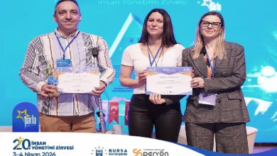 Bir etkinlik sahnesinde, üç kişi yan yana durarak sertifikalarını kameraya gösteriyor. Arkada “İstihdam Buluşması” ve “İnsan Yönetimi Zirvesi” yazılı mavi bir fon bulunuyor. Katılımcılar boyunlarında kartlarıyla gülümserken, sahne başarı ve takdir anını yansıtıyor.