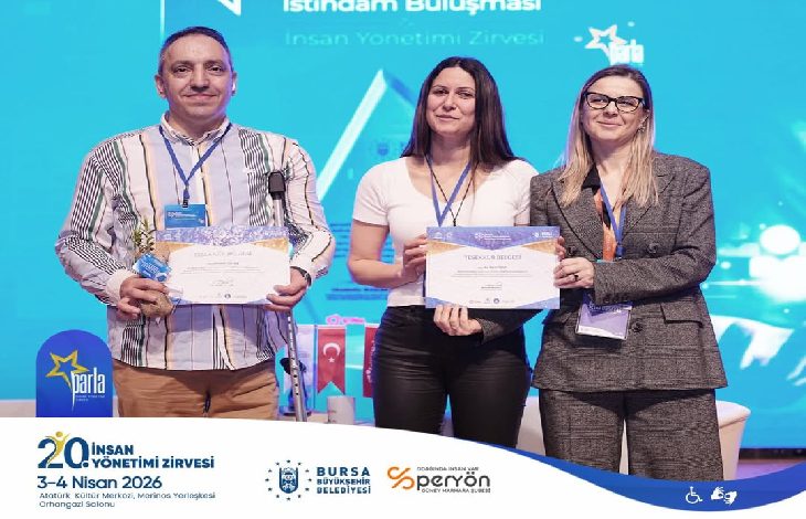 Bir etkinlik sahnesinde, üç kişi yan yana durarak sertifikalarını kameraya gösteriyor. Arkada “İstihdam Buluşması” ve “İnsan Yönetimi Zirvesi” yazılı mavi bir fon bulunuyor. Katılımcılar boyunlarında kartlarıyla gülümserken, sahne başarı ve takdir anını yansıtıyor.