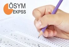 Görselde, optik cevap kağıdını dolduran bir el ve mor renkli kalem yer alıyor. Sol üst köşede ise ÖSYM ve EKPSS logosu bulunuyor. Görsel, Engelli Kamu Personeli Seçme Sınavı'nı simgeliyor.