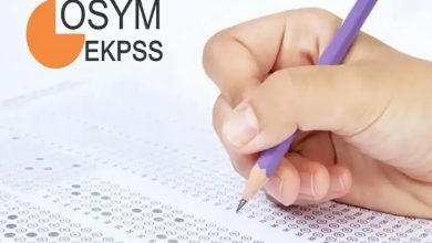 Görselde, optik cevap kağıdını dolduran bir el ve mor renkli kalem yer alıyor. Sol üst köşede ise ÖSYM ve EKPSS logosu bulunuyor. Görsel, Engelli Kamu Personeli Seçme Sınavı'nı simgeliyor.