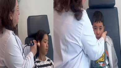 Yan yana getirilmiş iki kareden oluşan görselde, beyaz önlüklü bir sağlık çalışanının iki farklı çocuğu kulak muayenesinden geçirdiği anlar görülüyor. Sol tarafta ışıklı bir cihazla kulak içi kontrolü yapılırken, sağ tarafta çocuğun işitme cihazı veya implant bölgesi inceleniyor.