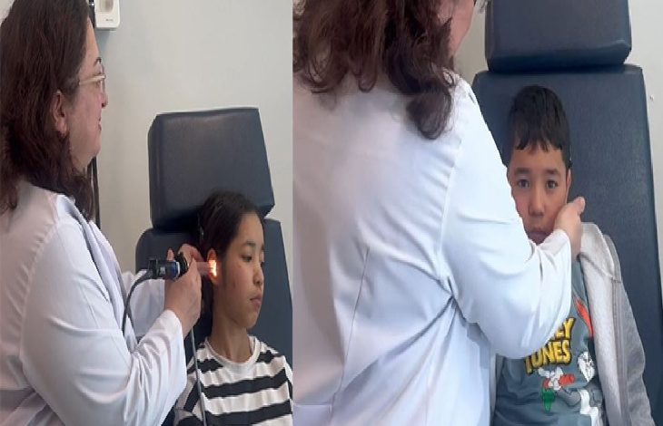 Yan yana getirilmiş iki kareden oluşan görselde, beyaz önlüklü bir sağlık çalışanının iki farklı çocuğu kulak muayenesinden geçirdiği anlar görülüyor. Sol tarafta ışıklı bir cihazla kulak içi kontrolü yapılırken, sağ tarafta çocuğun işitme cihazı veya implant bölgesi inceleniyor.