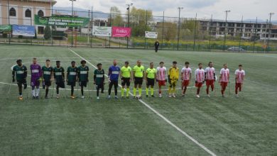 TSK Rehabilitasyon Merkezi Engelli Spor Kulübü, Sakarya Bedensel Engelliler Spor Kulübü oyuncuları ve hakemler, sahada seremonide bulunuyor.