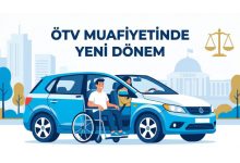 Üzerinde "ÖTV MUAFİYETİNDE YENİ DÖNEM" yazan bilgilendirici bir illüstrasyon. Görselin merkezinde mavi bir otomobil, aracın yanında tekerlekli sandalyede oturan bir erkek figürü ve sürücü koltuğunda bir kadın tasvir edilmiş. Arka planda sembolik bir TBMM binası ve adalet terazisi ikonu yer alıyor. Görsel, engelli bireylerin araç alımındaki yasal düzenlemeleri konu alan bir haber grafiği niteliğinde.