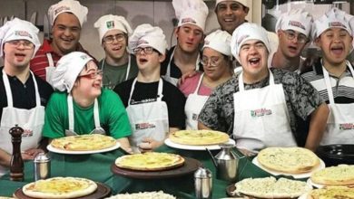 Beyaz mutfak önlükleri ve aşçı kepleri takmış, aralarında Down sendromlu bireylerin de bulunduğu kalabalık bir ekip bir arada poz veriyor. Grup üyelerinin oldukça mutlu, güler yüzlü ve enerjik oldukları görülüyor.