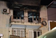 Yangın çıkan dairenin balkonu kül halini alarak siyaha dönmüş durumda.