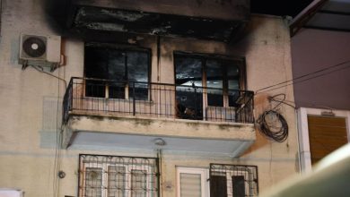 Yangın çıkan dairenin balkonu kül halini alarak siyaha dönmüş durumda.