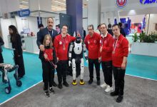 Down Basketbol Milli Takımı, Verimlilik ve Teknoloji Fuarı’nda akıllı robotla fotoğraf çektiriyor.