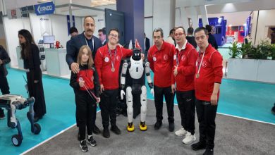 Down Basketbol Milli Takımı, Verimlilik ve Teknoloji Fuarı’nda akıllı robotla fotoğraf çektiriyor.
