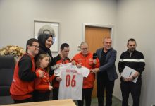 Innova Bilişim Çözümleri A.Ş. Pazarlama ve İş Geliştirme Direktörü Sayın Rüveyda Ozan'a özel sporcular ve Türkiye Özel Sporcular Spor Federasyonu Başkanı Birol Aydın, milli forma hediye ederek fotoğraf çektiriyorlar.