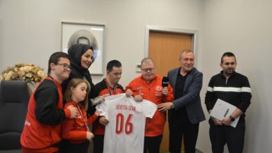 Innova Bilişim Çözümleri A.Ş. Pazarlama ve İş Geliştirme Direktörü Sayın Rüveyda Ozan'a özel sporcular ve Türkiye Özel Sporcular Spor Federasyonu Başkanı Birol Aydın, milli forma hediye ederek fotoğraf çektiriyorlar.