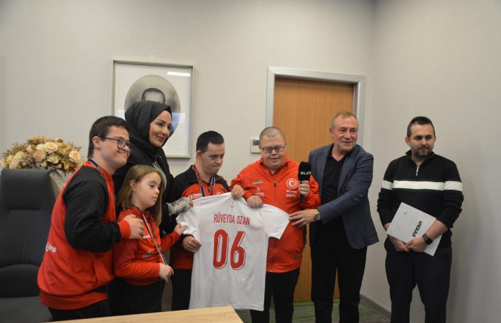 Innova Bilişim Çözümleri A.Ş. Pazarlama ve İş Geliştirme Direktörü Sayın Rüveyda Ozan'a özel sporcular ve Türkiye Özel Sporcular Spor Federasyonu Başkanı Birol Aydın, milli forma hediye ederek fotoğraf çektiriyorlar.