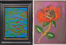 Yan yana sergilenen iki tablo dikkat çekiyor. Soldaki eser, canlı mavi, yeşil ve kırmızı tonlarıyla soyut ve hareketli bir kompozisyon sunarken; sağdaki tablo mor zemin üzerinde turuncu-kırmızı tonlarda ekspresif bir çiçek figürünü betimliyor. Sanatın bazen kelimelerden daha gürültülü konuştuğunun küçük bir kanıtı.