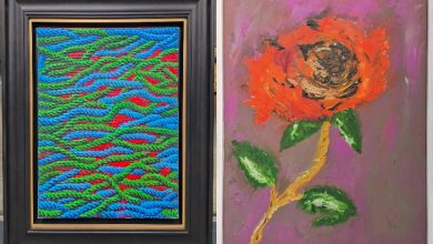 Yan yana sergilenen iki tablo dikkat çekiyor. Soldaki eser, canlı mavi, yeşil ve kırmızı tonlarıyla soyut ve hareketli bir kompozisyon sunarken; sağdaki tablo mor zemin üzerinde turuncu-kırmızı tonlarda ekspresif bir çiçek figürünü betimliyor. Sanatın bazen kelimelerden daha gürültülü konuştuğunun küçük bir kanıtı.