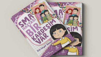 Ece Soyer Demir’in kaleme aldığı “SMA Hastası Bir Kardeşim Var” adlı çocuk kitabının kapağını gösteren bir görsel. Kapakta dört kişilik bir ailenin illüstrasyonu, DNA sarmalı figürleri ve sarı kazaklı küçük bir kız çocuğu karakteri yer alıyor. Tasarımda mor ve pembe tonları hakim.