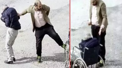İki görselde, bir adamın tekerlekli sandalyedeki bir kişiyi zorla ayağa kaldırmaya çalıştığı ve sert bir şekilde müdahale ettiği bir an görülüyor.
