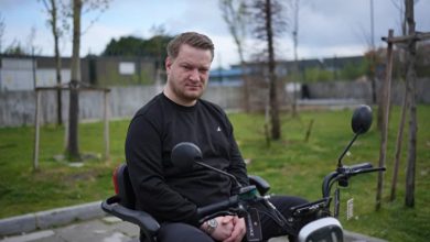 Burak Duru, engelli aracında oturuyor.