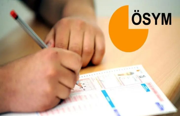 Bir kişi masada oturarak optik form üzerine kalemle işaretleme yapıyor. Görüntünün yanında “ÖSYM” logosu yer alıyor. Sahne, bir sınav anını ya da sınav hazırlığı sürecini yansıtıyor.