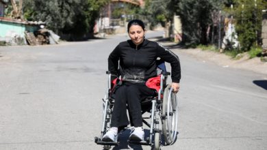 Engelli Ruinaz Avsal, sokakta tekerlekli sandalye kullanıyor.