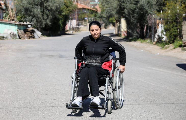 Engelli Ruinaz Avsal, sokakta tekerlekli sandalye kullanıyor.