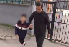 Serebral palsi tanısı bulunan öğrenci Yağız Selim’in elinden babası okul kapısı önünde tutuyor ve beraber yürüyorlar.