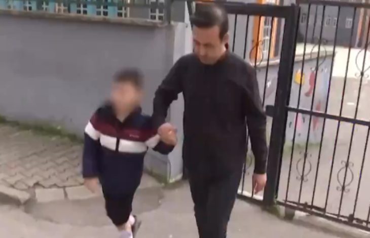 Serebral palsi tanısı bulunan öğrenci Yağız Selim’in elinden babası okul kapısı önünde tutuyor ve beraber yürüyorlar.