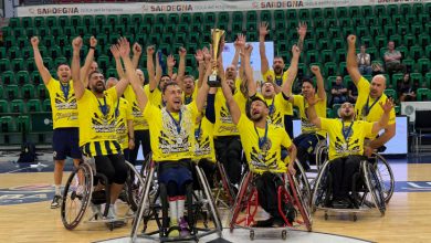 Fenerbahçe İstanbul Jet Tekerlekli Sandalye Basketbol Takımı oyuncuları EuroCup 1 Şampiyonluk kupasını kaldırıyor.