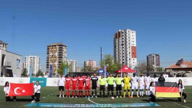 Türkiye Görme Engelliler Futbol Milli Takımı, Almanya Milli Takımı ve hakemler seremonide bulunuyor.