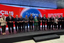 IDEX İstanbul Uluslararası Dental Fuar ve Konferansı açılış kurdelesi katılımcılar tarafından sahnede kesiliyor.