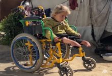 İsrail saldırılarında yaralanan Kamer Muhammed Hacci, tekerlekli sandalyede oturuyor.