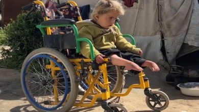 İsrail saldırılarında yaralanan Kamer Muhammed Hacci, tekerlekli sandalyede oturuyor.