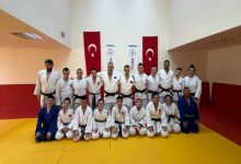 Kamp kadrosunda bulunan Judo Milli Takımı sporcuları ve teknik kadro salonda poz veriyor.