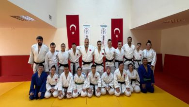 Kamp kadrosunda bulunan Judo Milli Takımı sporcuları ve teknik kadro salonda poz veriyor.