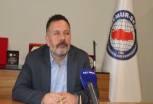 Memur-Sen Engelliler Komisyonu Başkanı Ahmet Dönmez, makamında İLKHA mikrofonuna konuşma yapıyor.