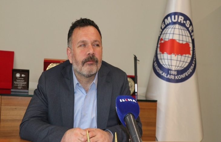 Memur-Sen Engelliler Komisyonu Başkanı Ahmet Dönmez, makamında İLKHA mikrofonuna konuşma yapıyor.