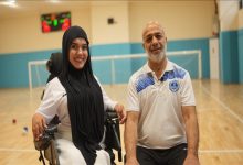 Milli Sporcu Havva Alyurt ve babası Kurbani Alyurt spor salonunda yan yana bulunarak poz veriyor.