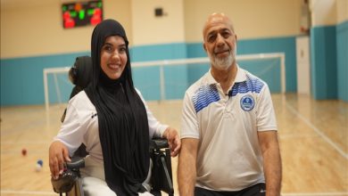 Milli Sporcu Havva Alyurt ve babası Kurbani Alyurt spor salonunda yan yana bulunarak poz veriyor.