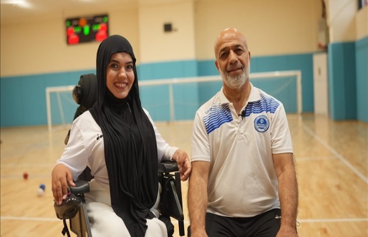 Milli Sporcu Havva Alyurt ve babası Kurbani Alyurt spor salonunda yan yana bulunarak poz veriyor.