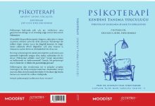 Görselde bir kitabın ön ve arka kapak tasarımı yer alıyor. Açık mavi tonların kullanıldığı kapakta “Psikoterapi – Kendini Tanıma Yolculuğu” başlığı öne çıkıyor. Kapakta bir koltuk, lambader ve bitkiden oluşan sade bir çizim bulunuyor. Arka kapakta kitabın içeriğine dair bilgilendirici bir metin yer alırken, alt bölümde yayınevi ve seri bilgileri görülüyor.