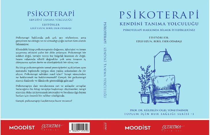 Görselde bir kitabın ön ve arka kapak tasarımı yer alıyor. Açık mavi tonların kullanıldığı kapakta “Psikoterapi – Kendini Tanıma Yolculuğu” başlığı öne çıkıyor. Kapakta bir koltuk, lambader ve bitkiden oluşan sade bir çizim bulunuyor. Arka kapakta kitabın içeriğine dair bilgilendirici bir metin yer alırken, alt bölümde yayınevi ve seri bilgileri görülüyor.